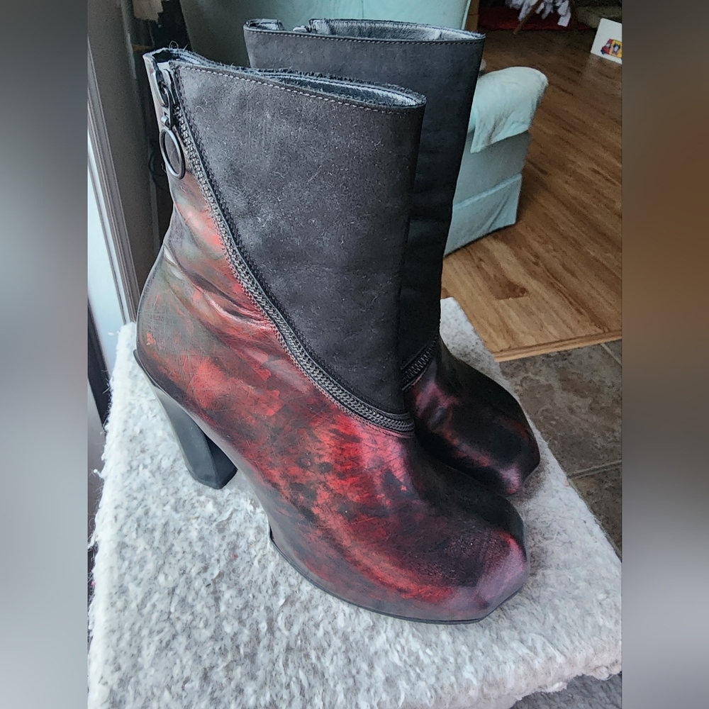 Size 8.5 John Fluevog Shaguar Dorritie Spiral Zip Ankle Boot